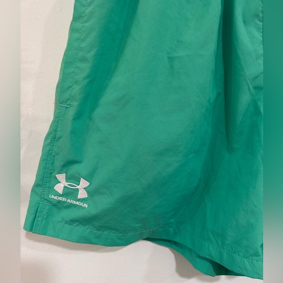 Under Armour Men's Volley Shorts 6in Size Medium Neon Green Mesh Lined Logo Gym - Picture 3 of 8